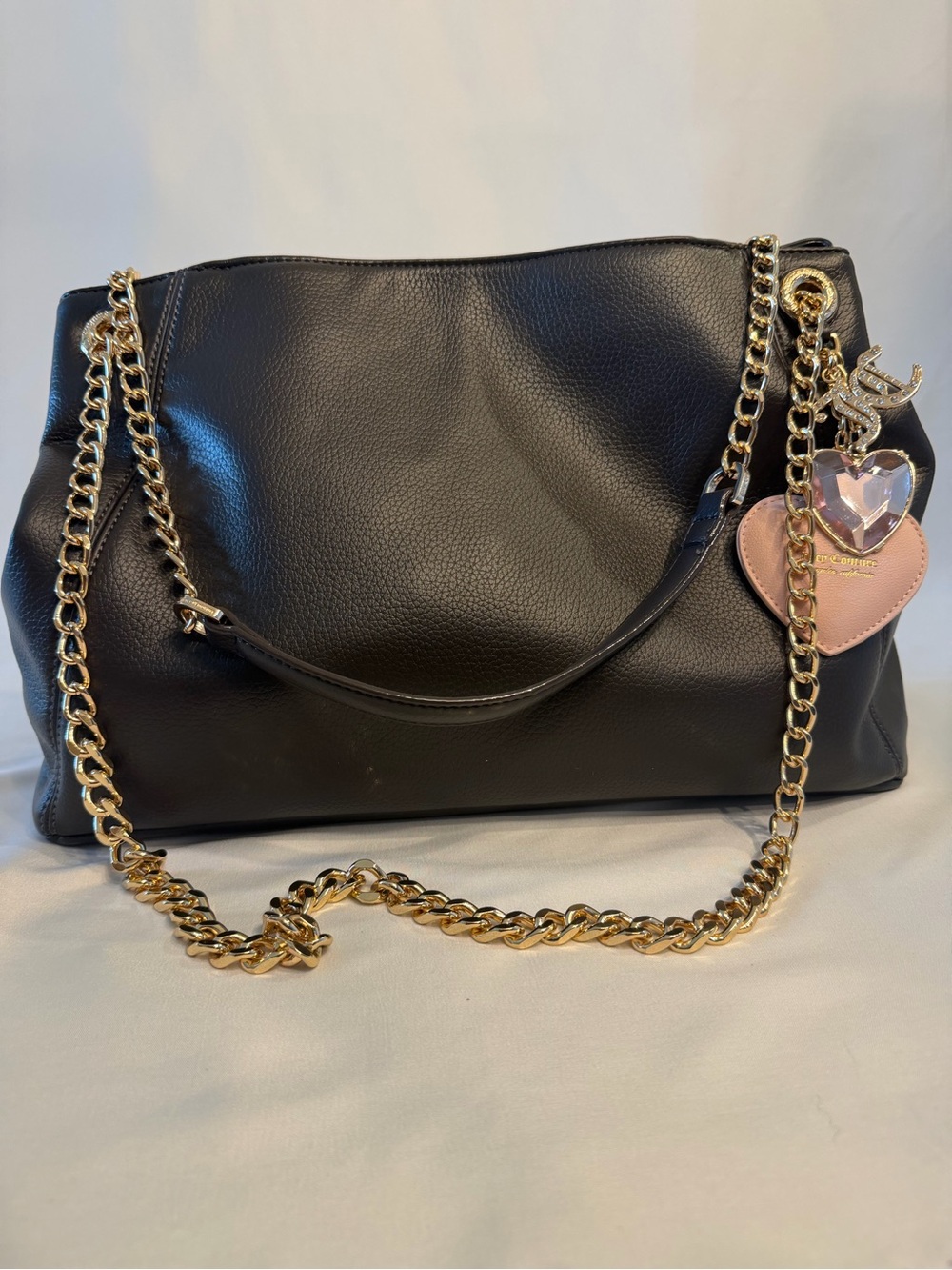 Elegant Black Leather Shoulder Bag with Gold Chain and Pink Heart Charm